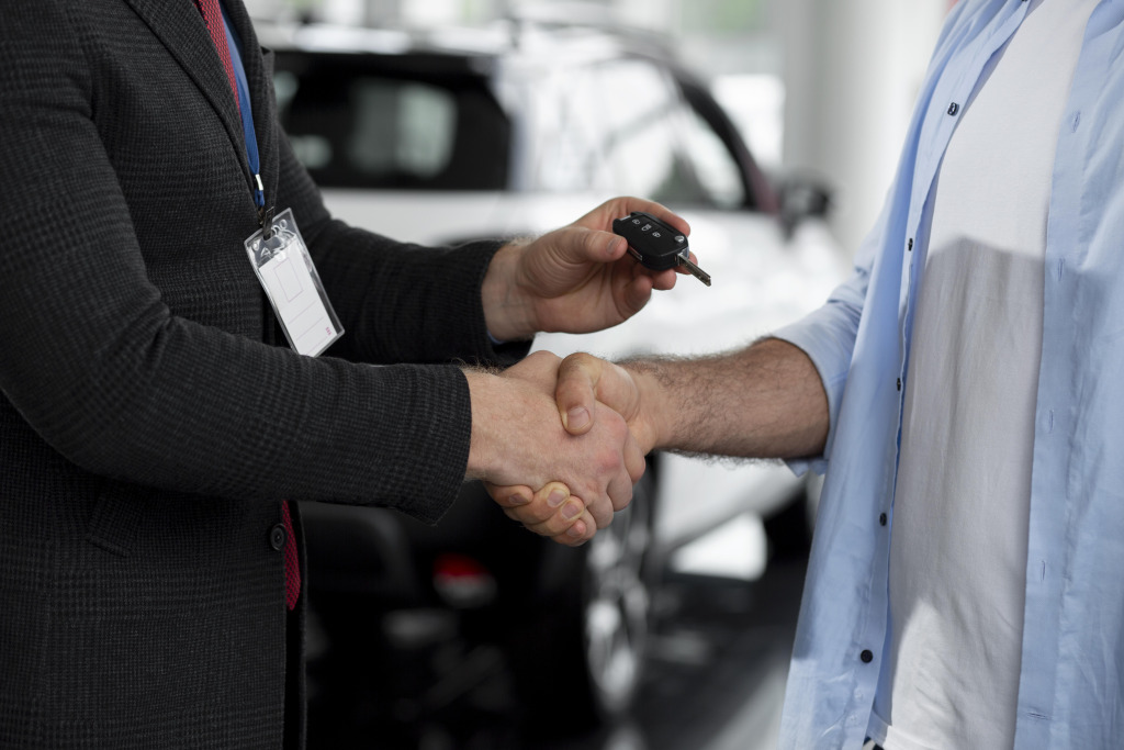 cerrar-al-cliente-persona-negocios-concesionario-automoviles